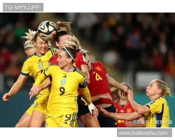 男足球星与女足美女邂逅引热议 两位运动员背后不为人知的故事