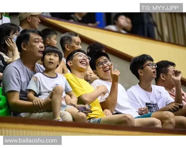 足球场球迷追随球星热情不减背后的动因与文化现象解析