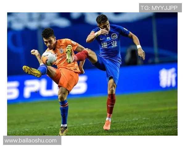 足球球星亲自驾三轮车街头奔波引关注网友纷纷点赞和热议