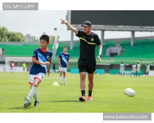 立坤：从青训小将到足坛巨星的辉煌之路与成长历程